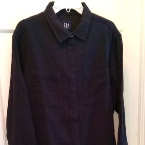 NWT.   BLACK LONG-SLEEVE SHIRT BY GAP.  100% COTTON.  SIZE MEDIUM.